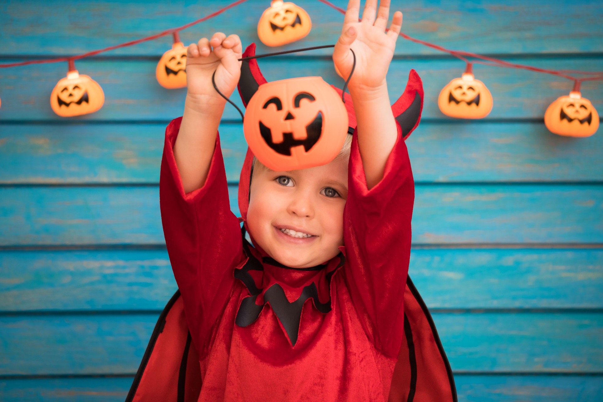 Dziecko w kostiumie Halloween – Knask eller knep w Norwegii